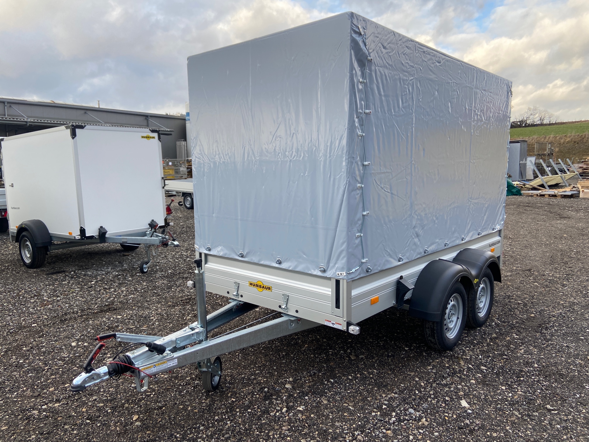 Humbaur Tieflader HA 203015 KV 2000 kg gebremst Ladefläche 3,03 x 1,50 m mit Klappe vorn Plane 2,05 m Farbe grau