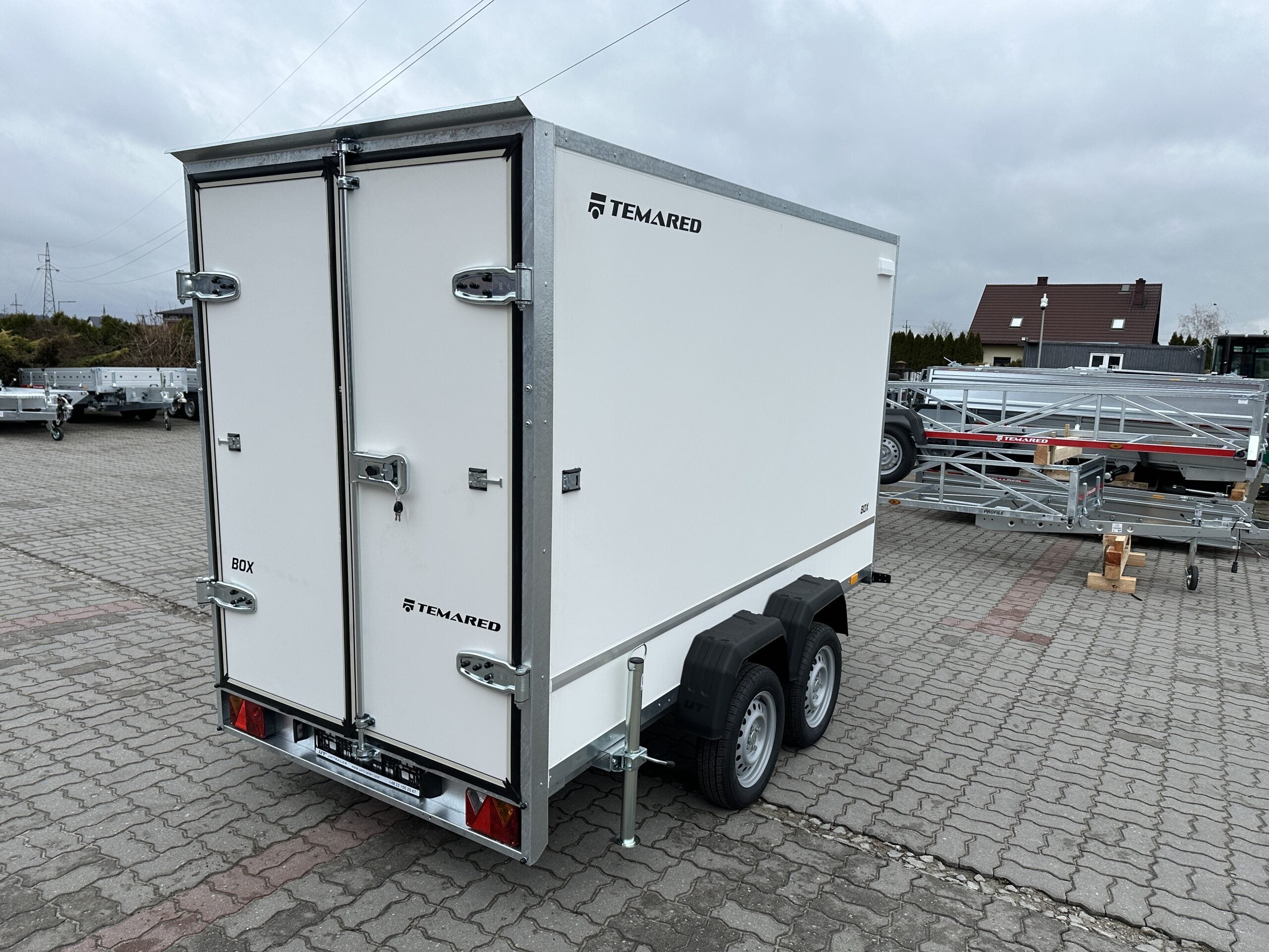 IMG_8478-scaled-1.jpg Temared Kofferanhänger Furgon Box 3015/2 Tandem, 750 kg – Bild 1